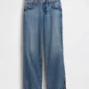 Jeans a vita bassa in stile anni '90, dal taglio ampio e con orlo a spacco