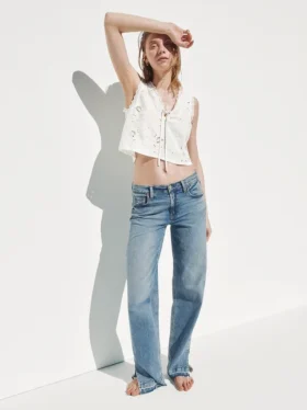 Jeans a vita bassa in stile anni ’90, dal taglio ampio e con orlo a spacco