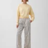 Jeans a vita bassa, larghi, corti e a righe in stile anni ’90