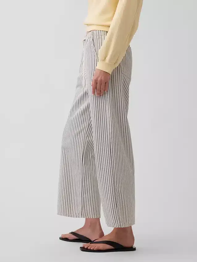 Jeans a vita bassa, larghi, corti e a righe in stile anni ’90