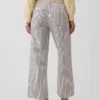 Jeans a vita bassa, larghi, corti e a righe in stile anni ’90