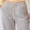 Jeans a vita bassa, larghi, corti e a righe in stile anni ’90
