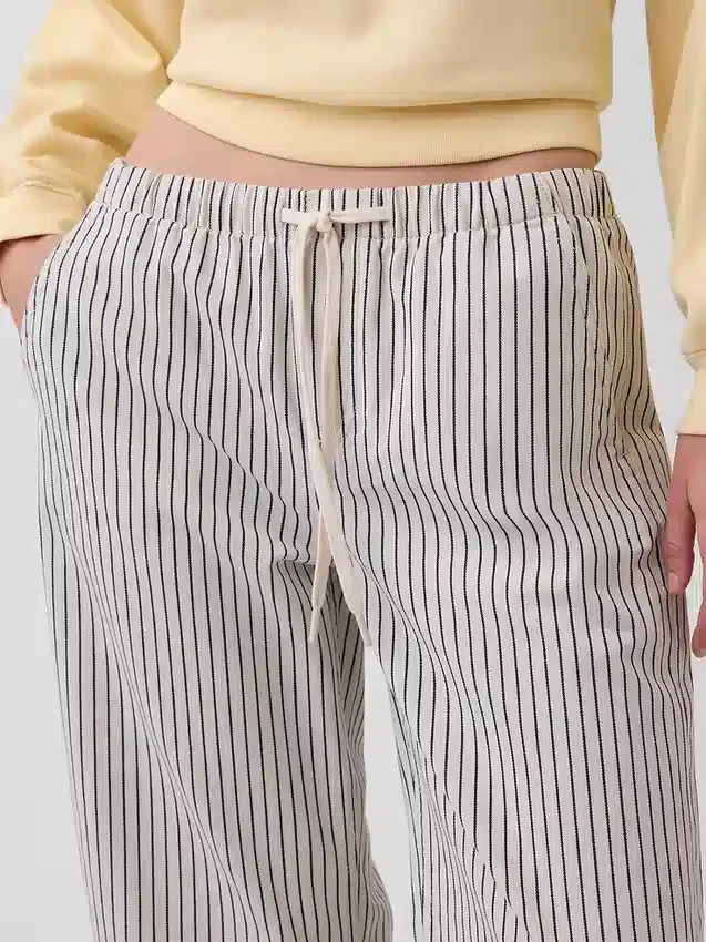 Jeans a vita bassa, larghi, corti e a righe in stile anni ’90