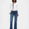 Jeans a vita bassa, lunghi e aderenti, con cuciture e orlo a spacco
