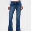 Jeans a vita bassa, lunghi e aderenti, con cuciture e orlo a spacco
