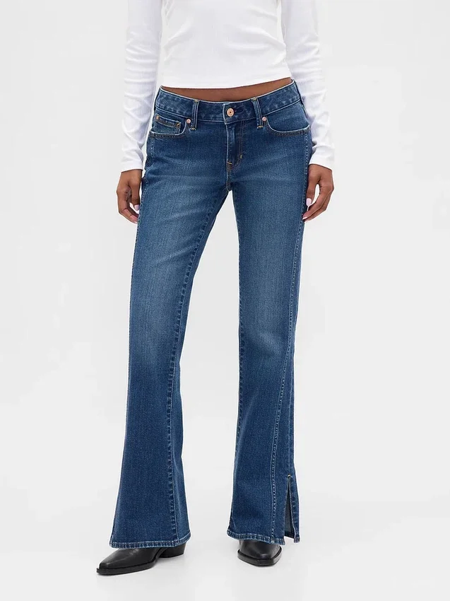Jeans a vita bassa, lunghi e aderenti, con cuciture e orlo a spacco