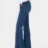 Jeans a vita bassa, lunghi e aderenti, con cuciture e orlo a spacco
