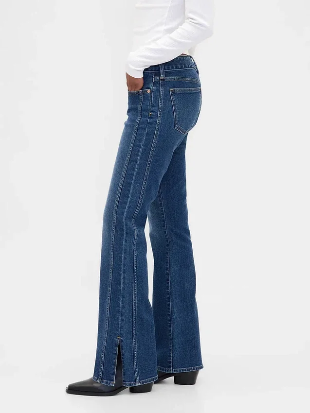 Jeans a vita bassa, lunghi e aderenti, con cuciture e orlo a spacco