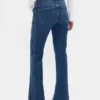 Jeans a vita bassa, lunghi e aderenti, con cuciture e orlo a spacco