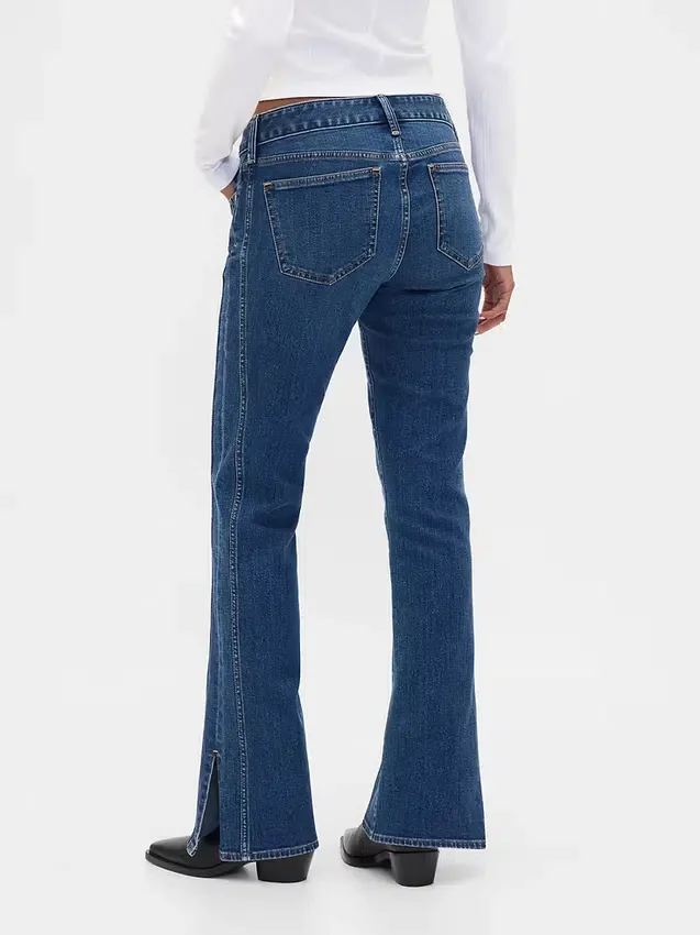 Jeans a vita bassa, lunghi e aderenti, con cuciture e orlo a spacco