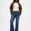 Jeans a vita bassa, lunghi e aderenti, con cuciture e orlo a spacco