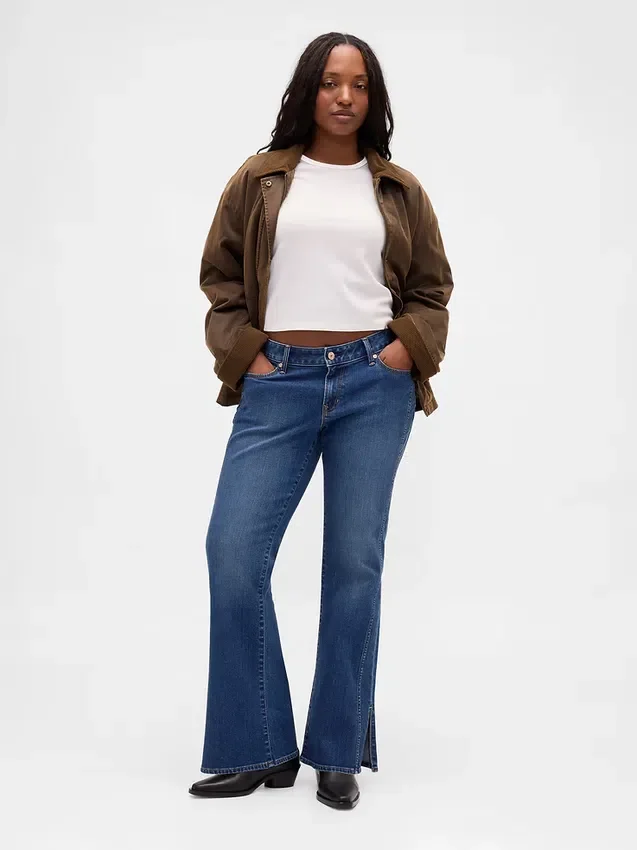 Jeans a vita bassa, lunghi e aderenti, con cuciture e orlo a spacco