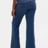 Jeans a vita bassa, lunghi e aderenti, con cuciture e orlo a spacco