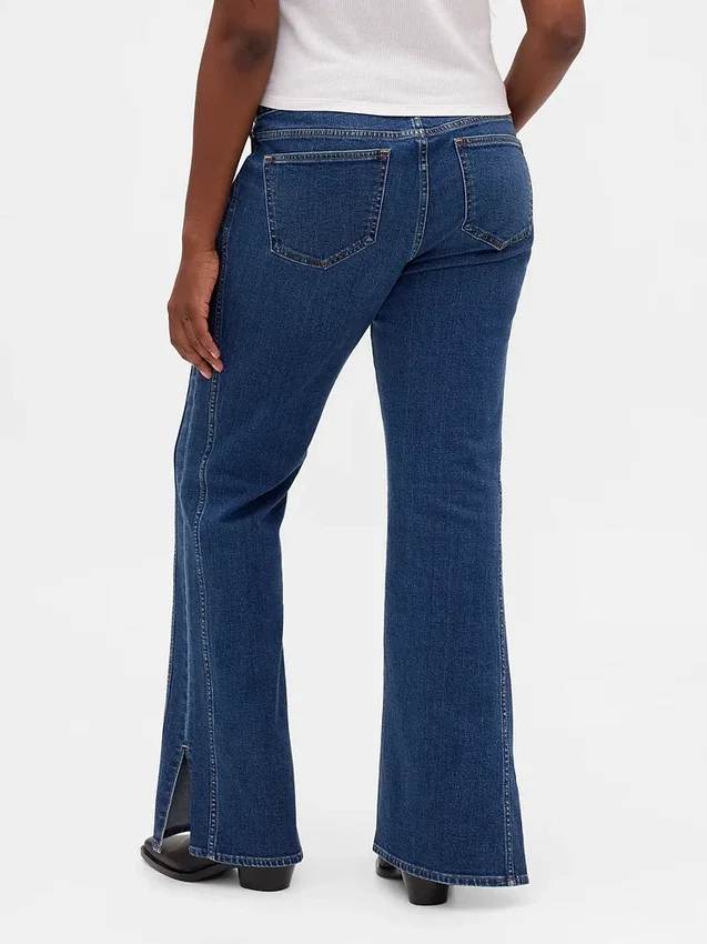 Jeans a vita bassa, lunghi e aderenti, con cuciture e orlo a spacco