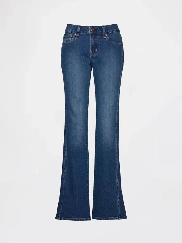 Jeans a vita bassa, lunghi e aderenti, con cuciture e orlo a spacco