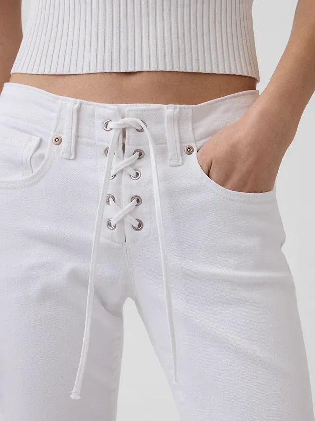 Jeans a vita bassa, lunghi e slim con lacci