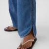 Jeans a vita bassa, morbidissimi, dal taglio ampio anni ’90 con orlo a delfino