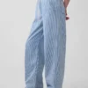 Jeans a vita bassa, morbidissimi, dal taglio ampio e a righe in stile anni ’90