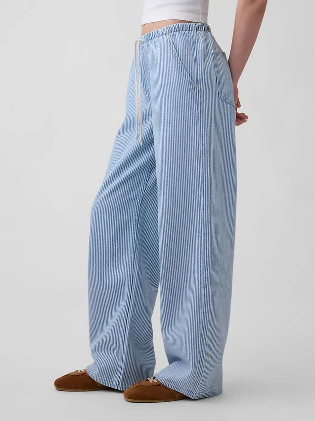 Jeans a vita bassa, morbidissimi, dal taglio ampio e a righe in stile anni ’90