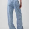 Jeans a vita bassa, morbidissimi, dal taglio ampio e a righe in stile anni ’90