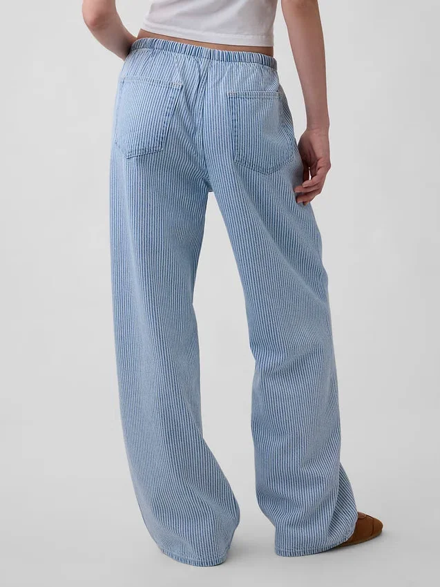Jeans a vita bassa, morbidissimi, dal taglio ampio e a righe in stile anni ’90