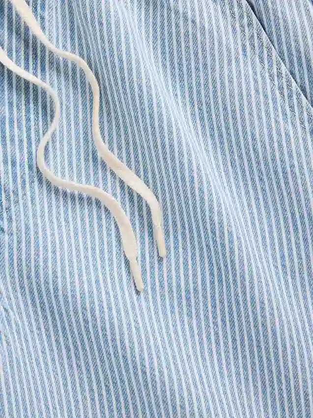 Jeans a vita bassa, morbidissimi, dal taglio ampio e a righe in stile anni ’90