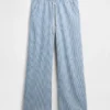 Jeans a vita bassa, morbidissimi, dal taglio ampio e a righe in stile anni ’90