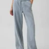 Jeans a vita bassa, morbidissimi, dal taglio ampio in stile anni ’90