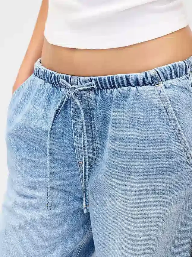 Jeans a vita bassa, morbidissimi, dal taglio ampio in stile anni ’90