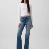 Jeans a vita bassa, rigidi, lunghi e dal taglio slim