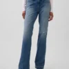 Jeans a vita bassa, rigidi, lunghi e dal taglio slim