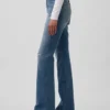 Jeans a vita bassa, rigidi, lunghi e dal taglio slim