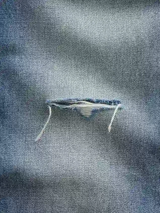 Jeans a vita bassa, rigidi, lunghi e dal taglio slim
