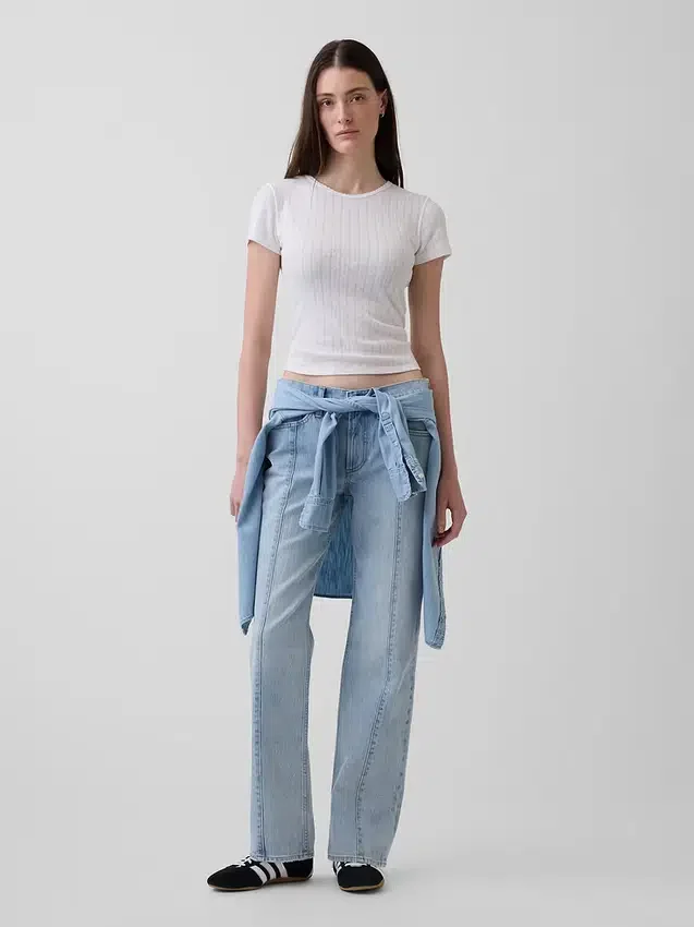 Jeans a vita media, con cuciture, dal taglio dritto e morbido