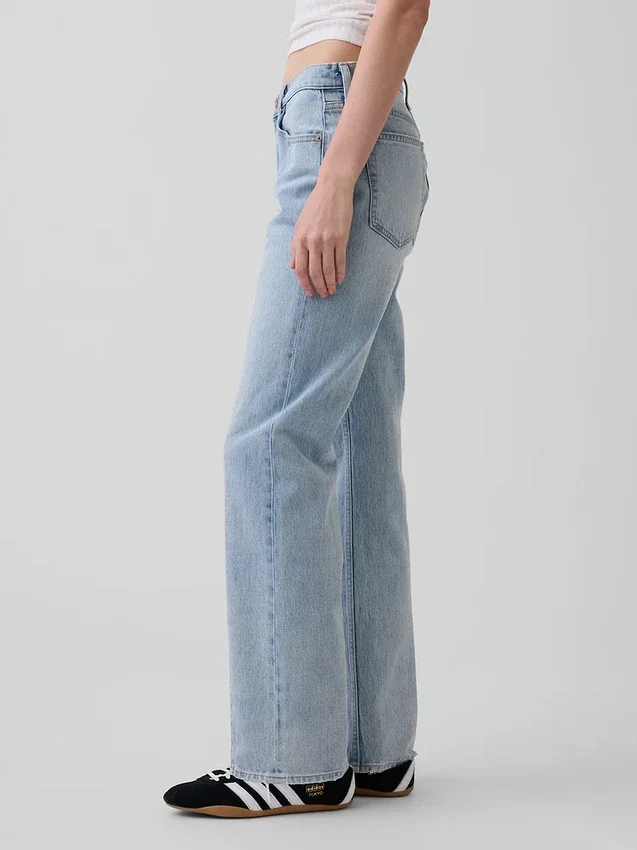 Jeans a vita media, con cuciture, dal taglio dritto e morbido