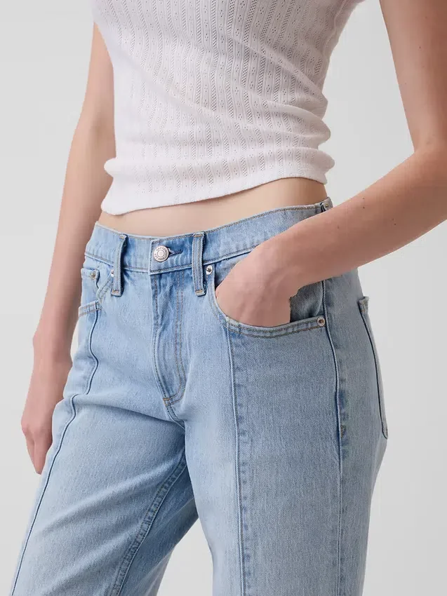 Jeans a vita media, con cuciture, dal taglio dritto e morbido