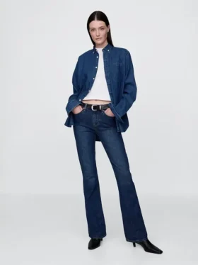 Jeans a vita media con fondo a zampa corta