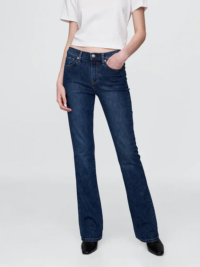 Jeans a vita media con fondo a zampa corta