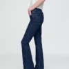 Jeans a vita media con fondo a zampa corta