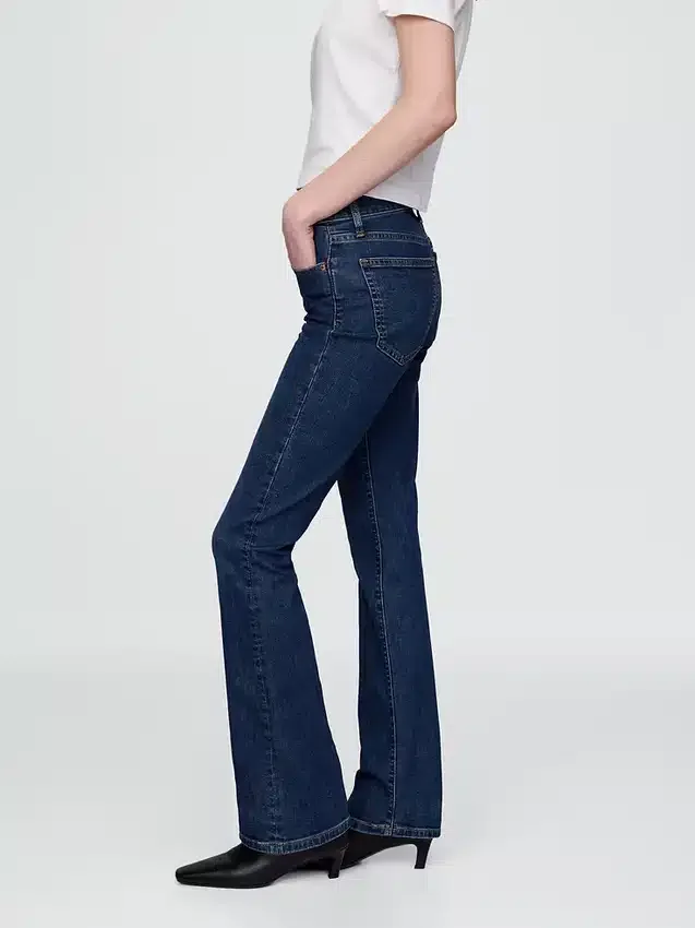 Jeans a vita media con fondo a zampa corta
