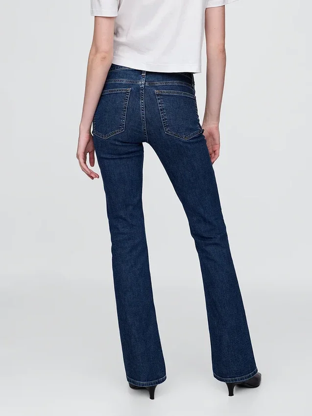 Jeans a vita media con fondo a zampa corta