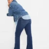 Jeans a vita media con fondo a zampa corta