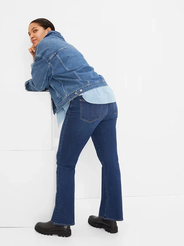 Jeans a vita media con fondo a zampa corta