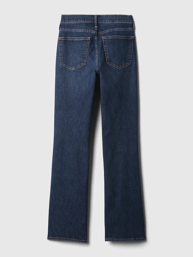 Jeans a vita media con fondo a zampa corta