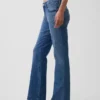 Jeans a vita media dal taglio rilassato con gamba a zampa