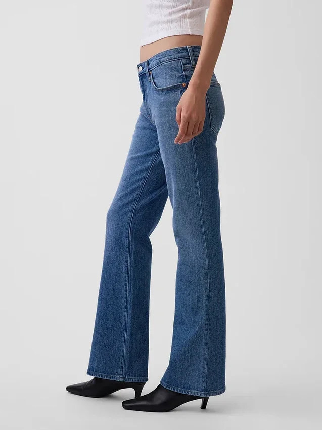 Jeans a vita media dal taglio rilassato con gamba a zampa