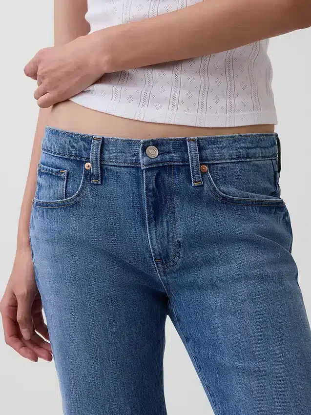Jeans a vita media dal taglio rilassato con gamba a zampa