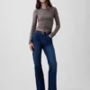 Jeans a vita media dal taglio svasato e morbido