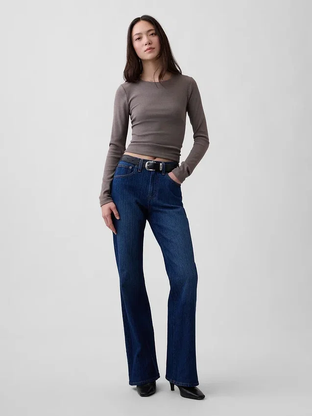 Jeans a vita media dal taglio svasato e morbido