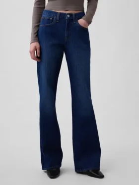 Jeans a vita media dal taglio svasato e morbido